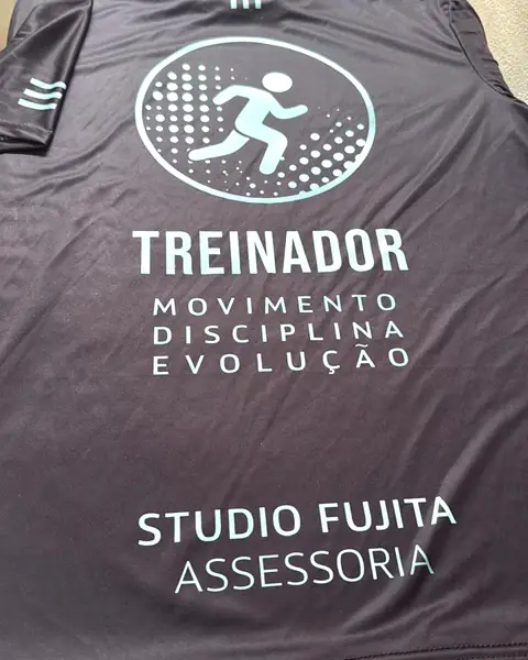 Camisa preta com o treinador em relevo claro nas costas, da Studio Fujita Assessoria