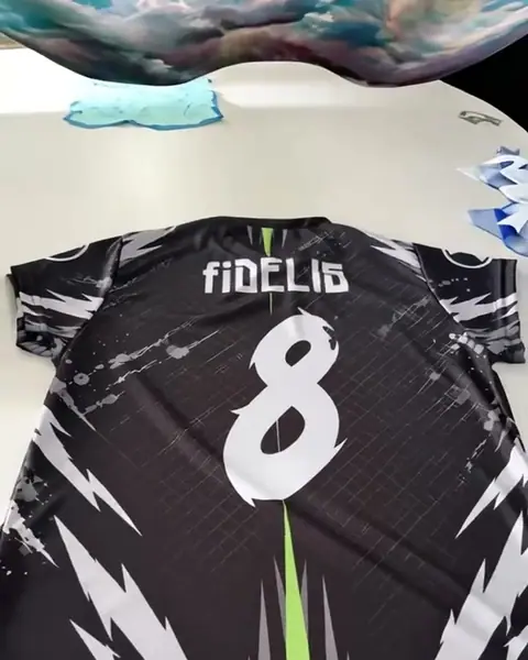 Camisa de time preta e branca com o nome Fidelis e o número 8