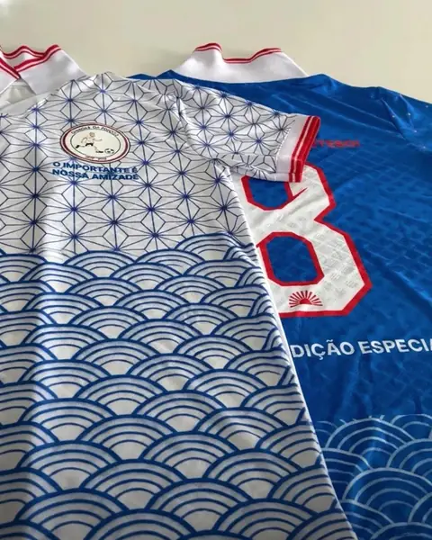 Camisas sublimadas azul e branca com estampa de ondas, do Quartas no Nippon