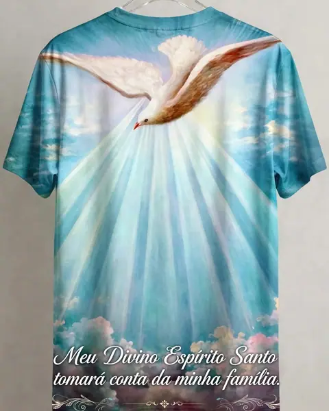 Camiseta com estampa total de uma pomba branca no céu azul e a frase Meu Divino Espírito Santo tomará conta da minha família