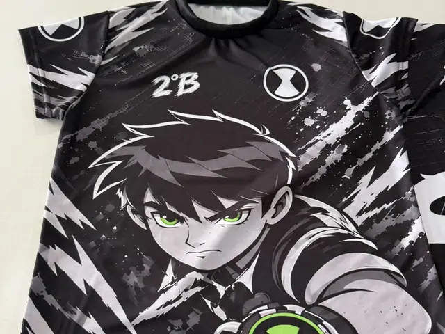 Detalhe da camiseta do Ben 10 com estampa total