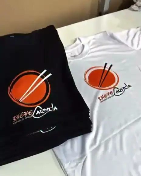 Camisetas preta e branca com o logo do Shoyo Carmela